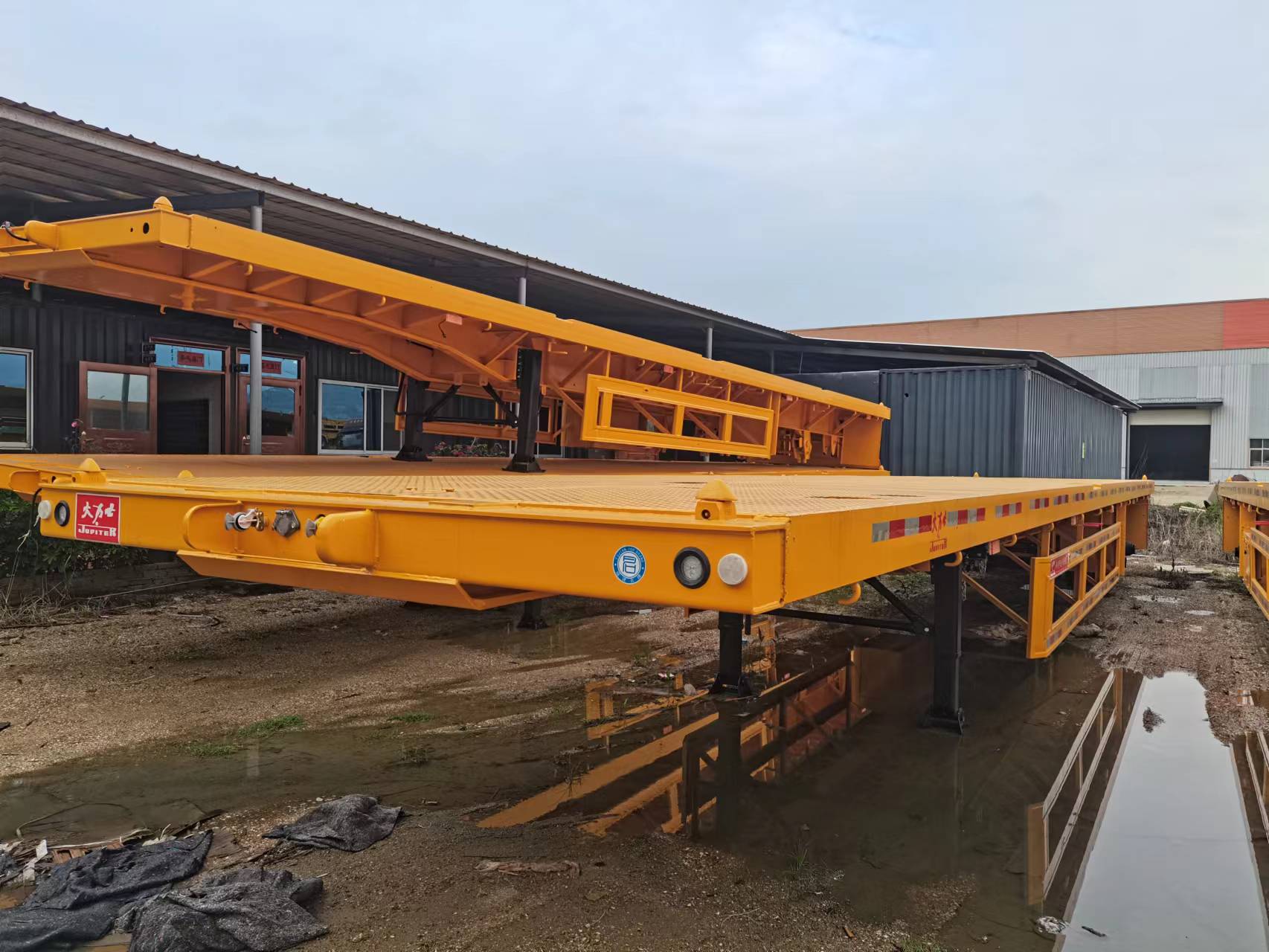 Tri-Axle Flatbed Trailers များ ပေးပို့ရန် အသင့်ဖြစ်နေပါပြီ။