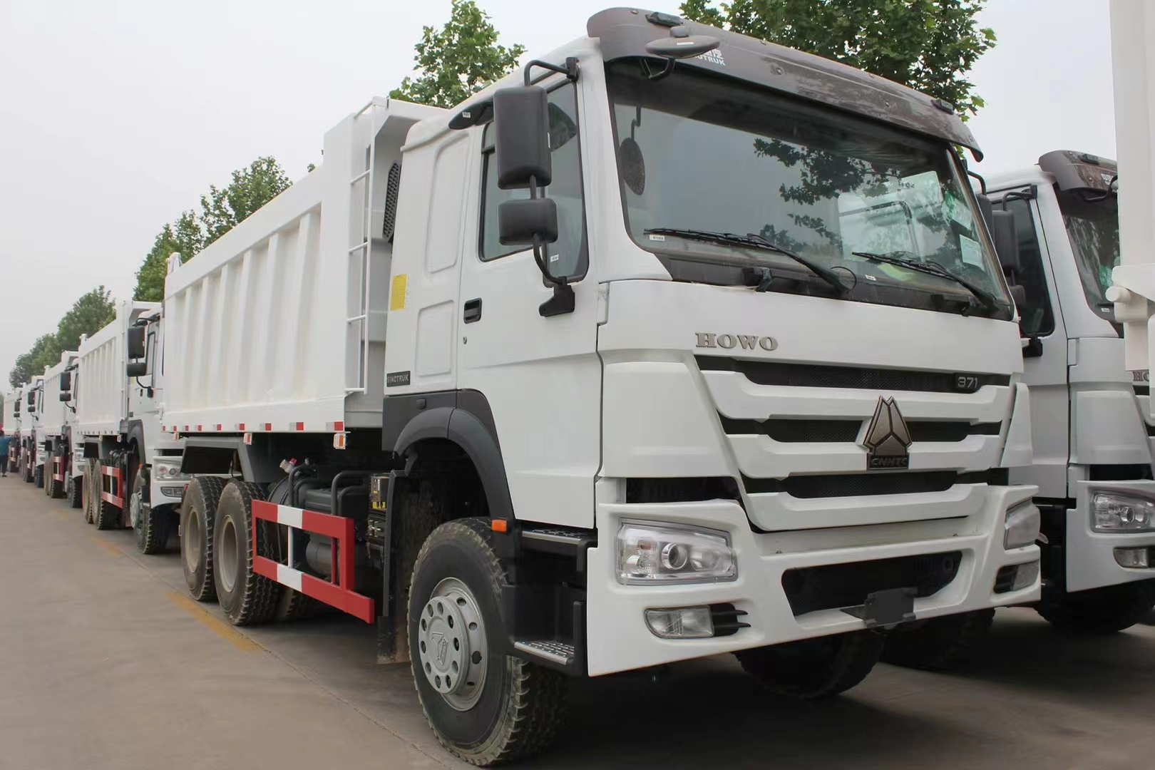 Sinotruk Howo အမှိုက်ပုံးထရပ်ကားများ တင်ပို့ရန် အသင့်ဖြစ်နေပါပြီ။