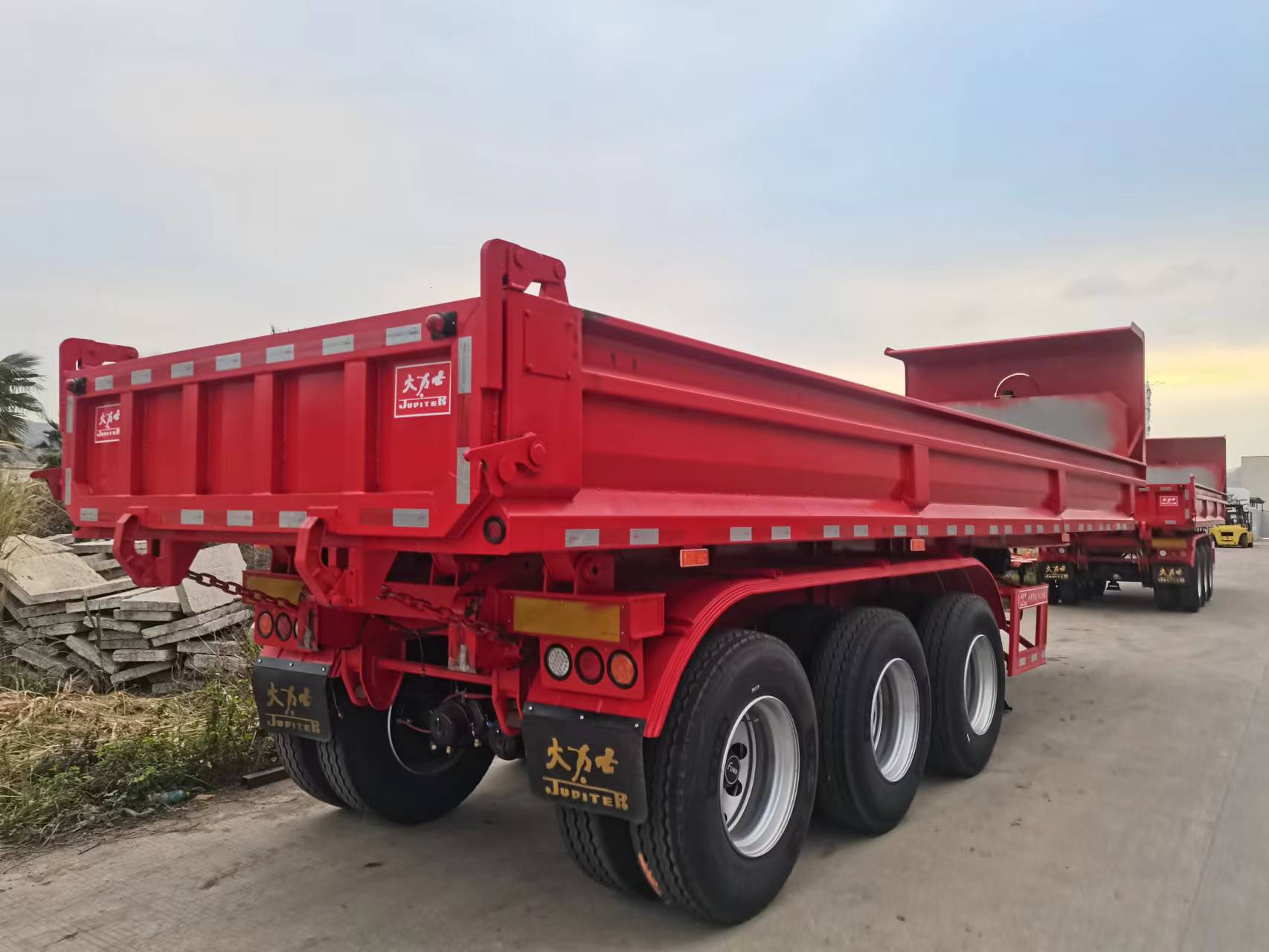 tri-axle dump semi trailer များ ပေးပို့ရန် အသင့်ဖြစ်နေပါပြီ။