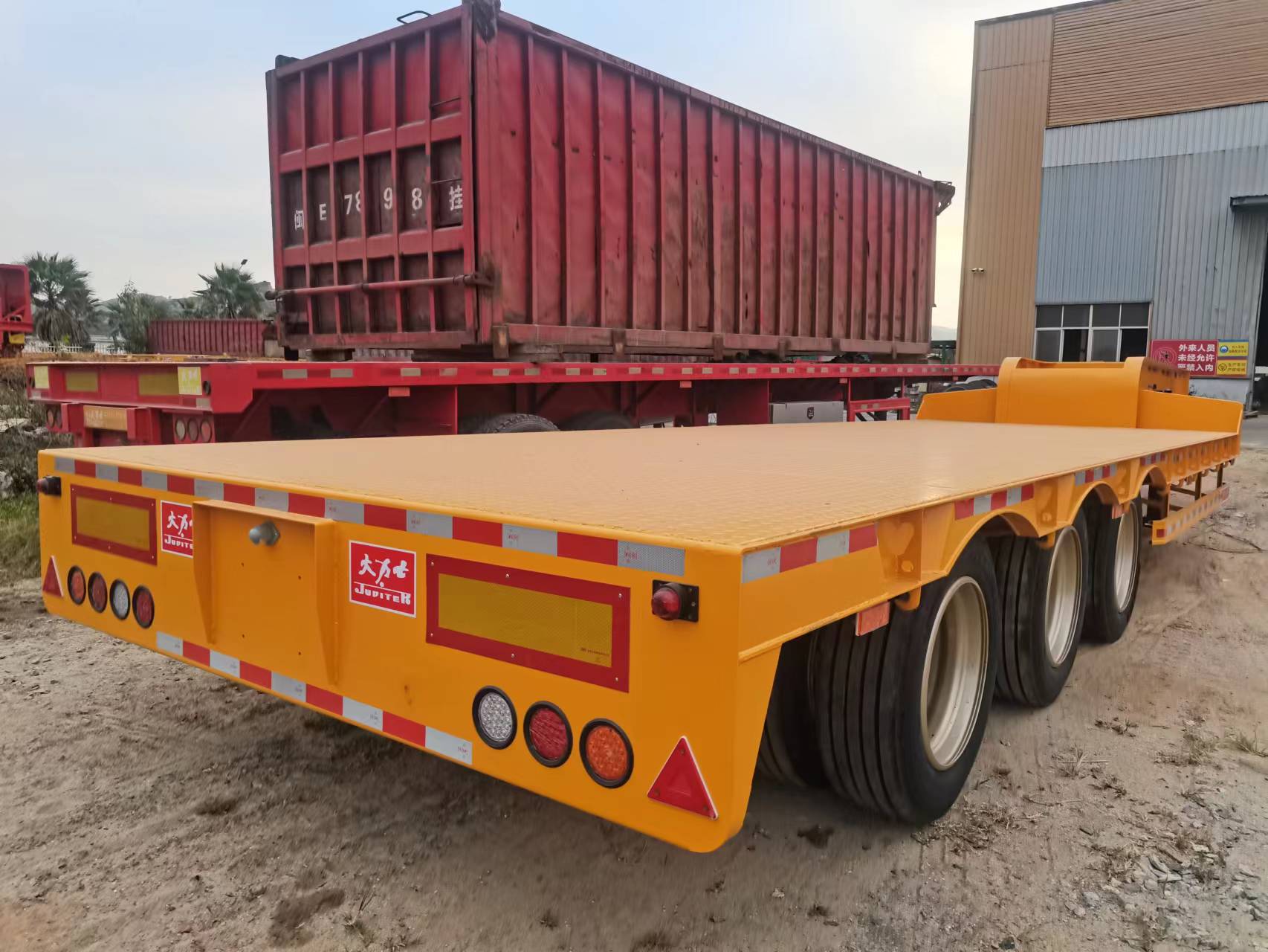 tri-axle lobbed lowboy low loader semi trailer ပြီးစီးပြီး ပေးပို့ရန် အသင့်ဖြစ်နေပါပြီ။