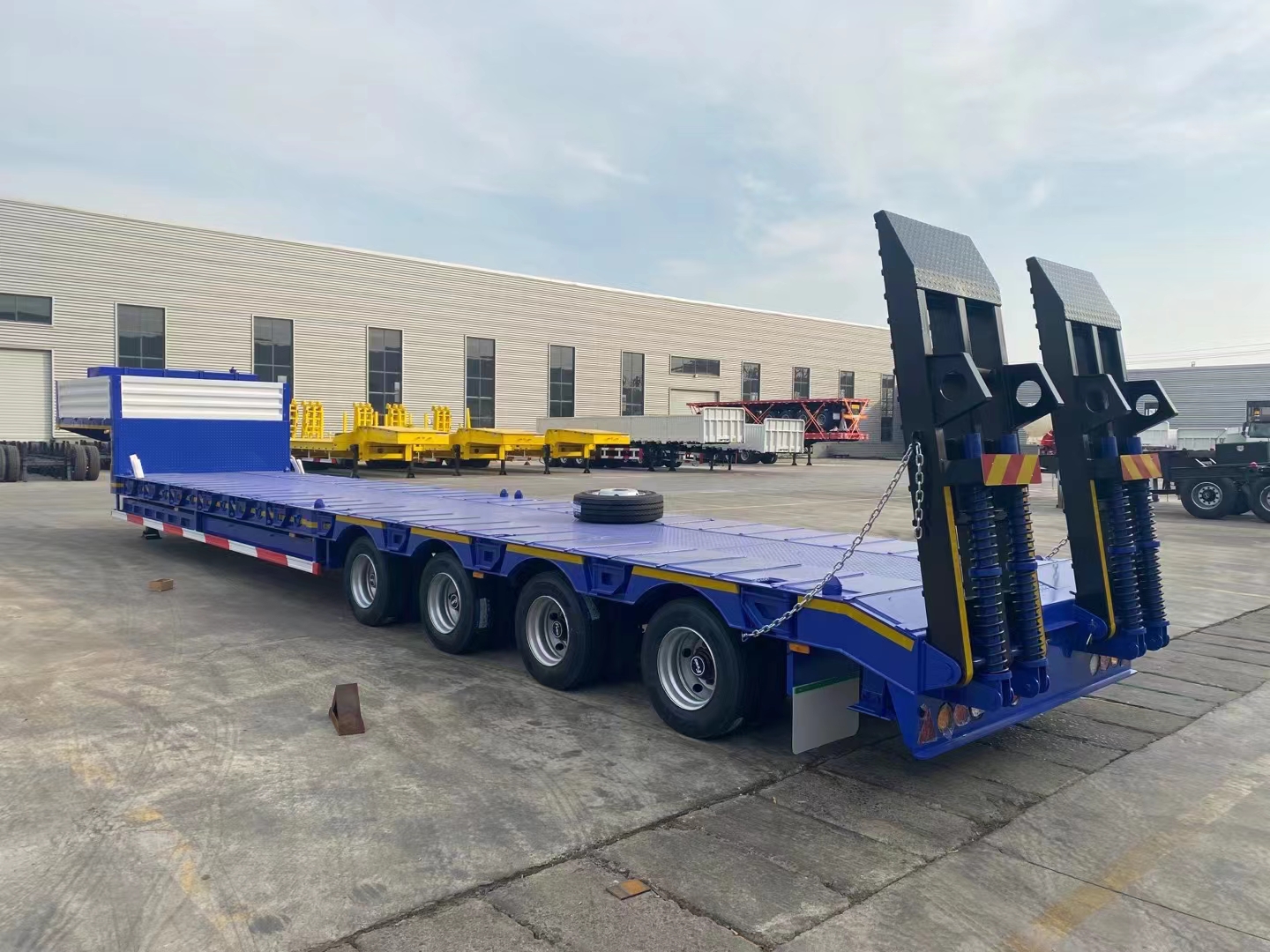 heavy duty 4 axles low loader lowboy semi trailer များ တင်ပို့ရန် အသင့်ဖြစ်နေပါပြီ။