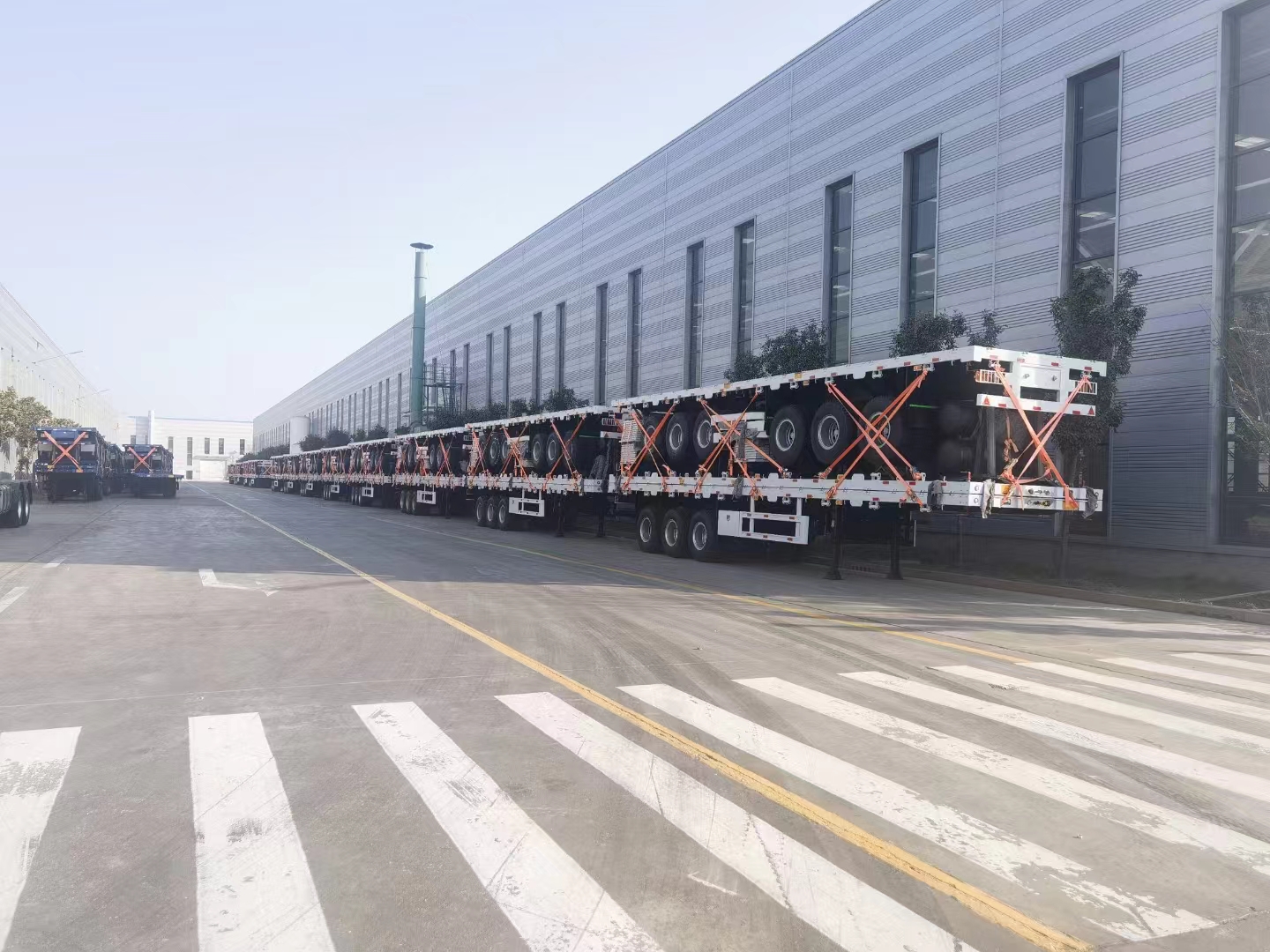 JUPITER 3 axles dropside semi trailer များ တင်ပို့ရန် အသင့်ဖြစ်နေပါပြီ။