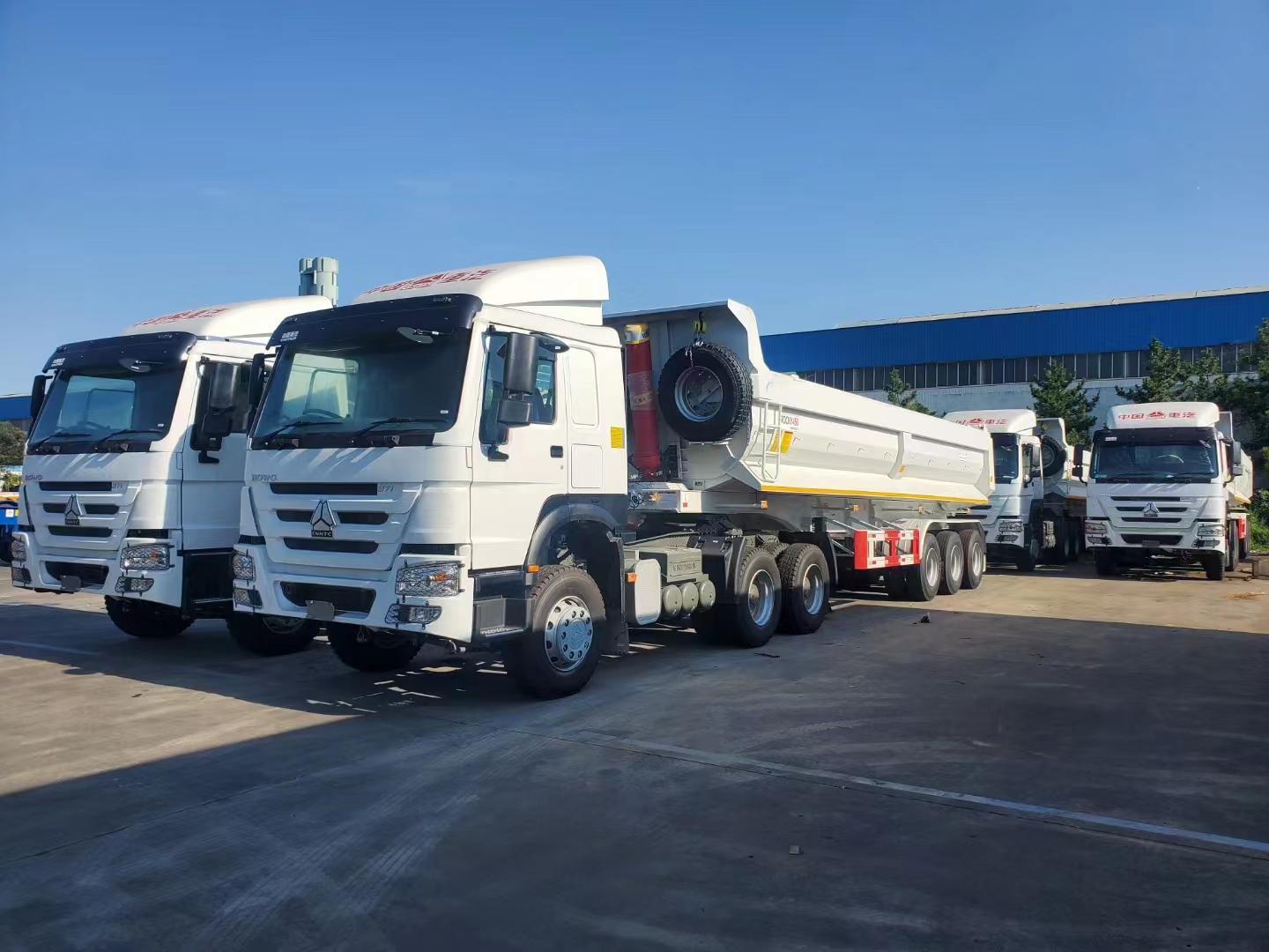 Sinotruk howo ထရပ်ကားနှင့် tipper semi trailer များသည် တင်ပို့မှုအတွက် အဆင်သင့်ဖြစ်နေပါပြီ။
