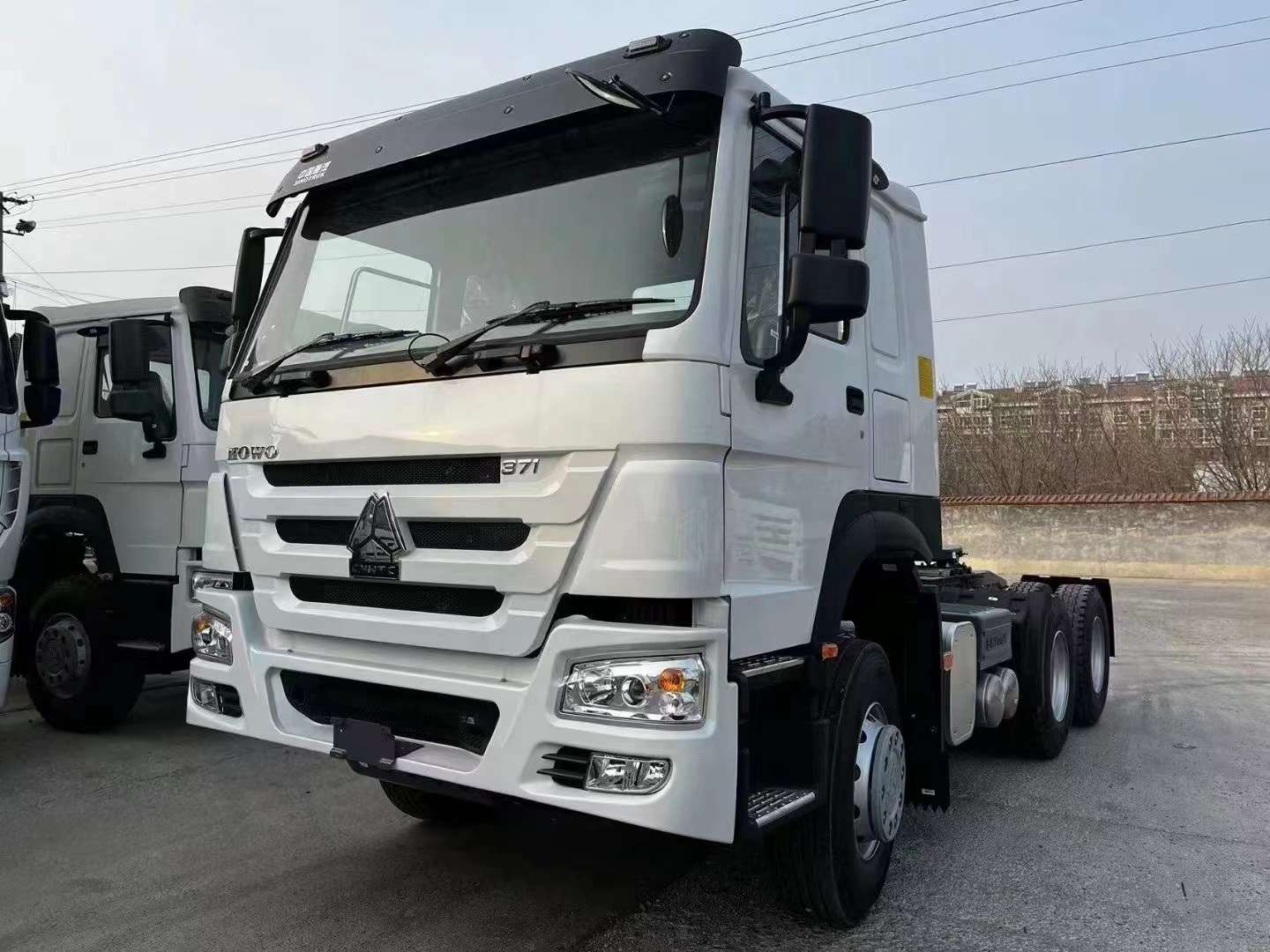 SINOTRUK HOWO 10 Wheelers Truck ထွန်စက် ပို့ဆောင်ရန် အဆင်သင့်ဖြစ်နေပါပြီ