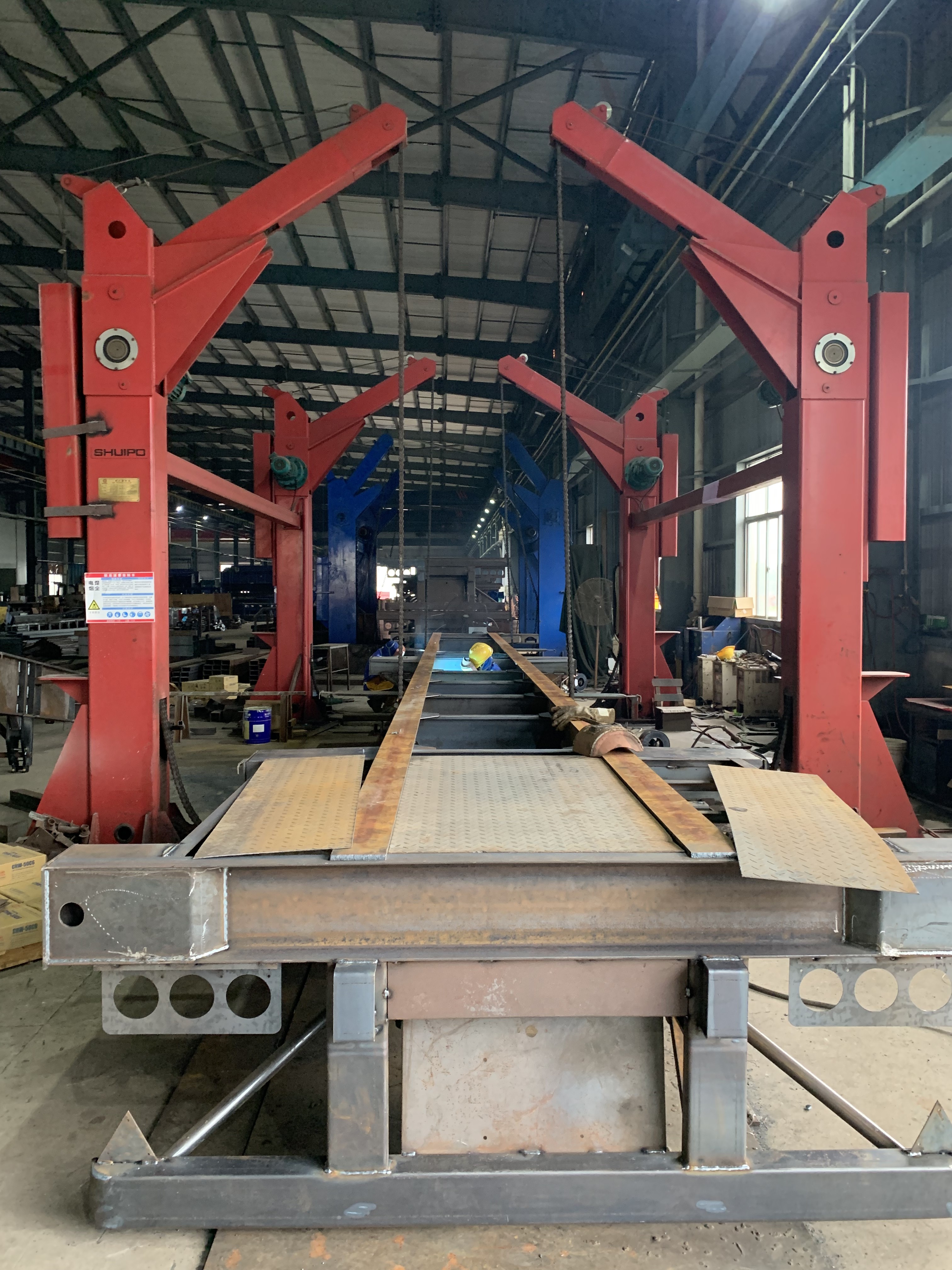 ပေ ၄၀ ပေ ၃ axles ကွန်တိန်နာကိုယ်ထည်ကို တည်ဆောက်ဆဲဖြစ်သည်။
