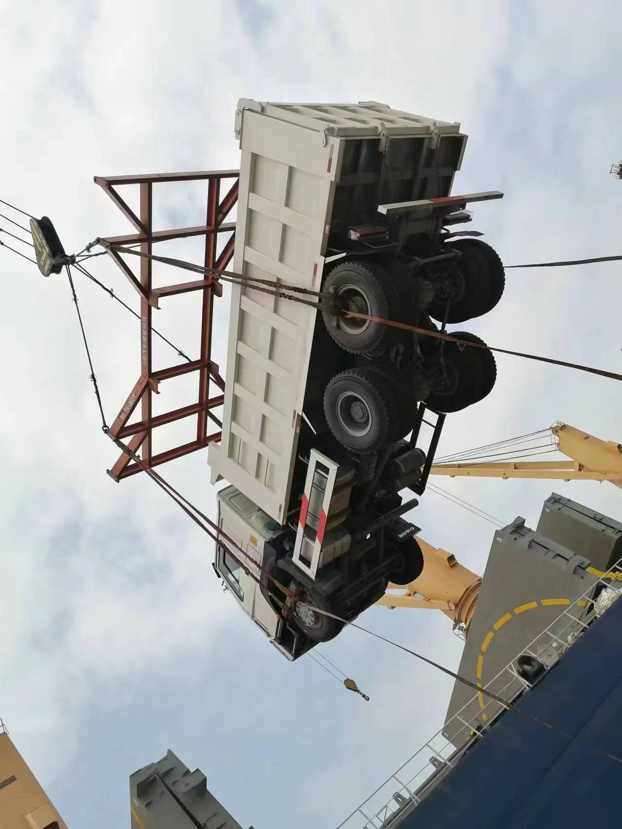 SINOTRUK HOWO 6*4 Dump Truck များ တင်ပို့ရန် အဆင်သင့်ဖြစ်နေပါပြီ