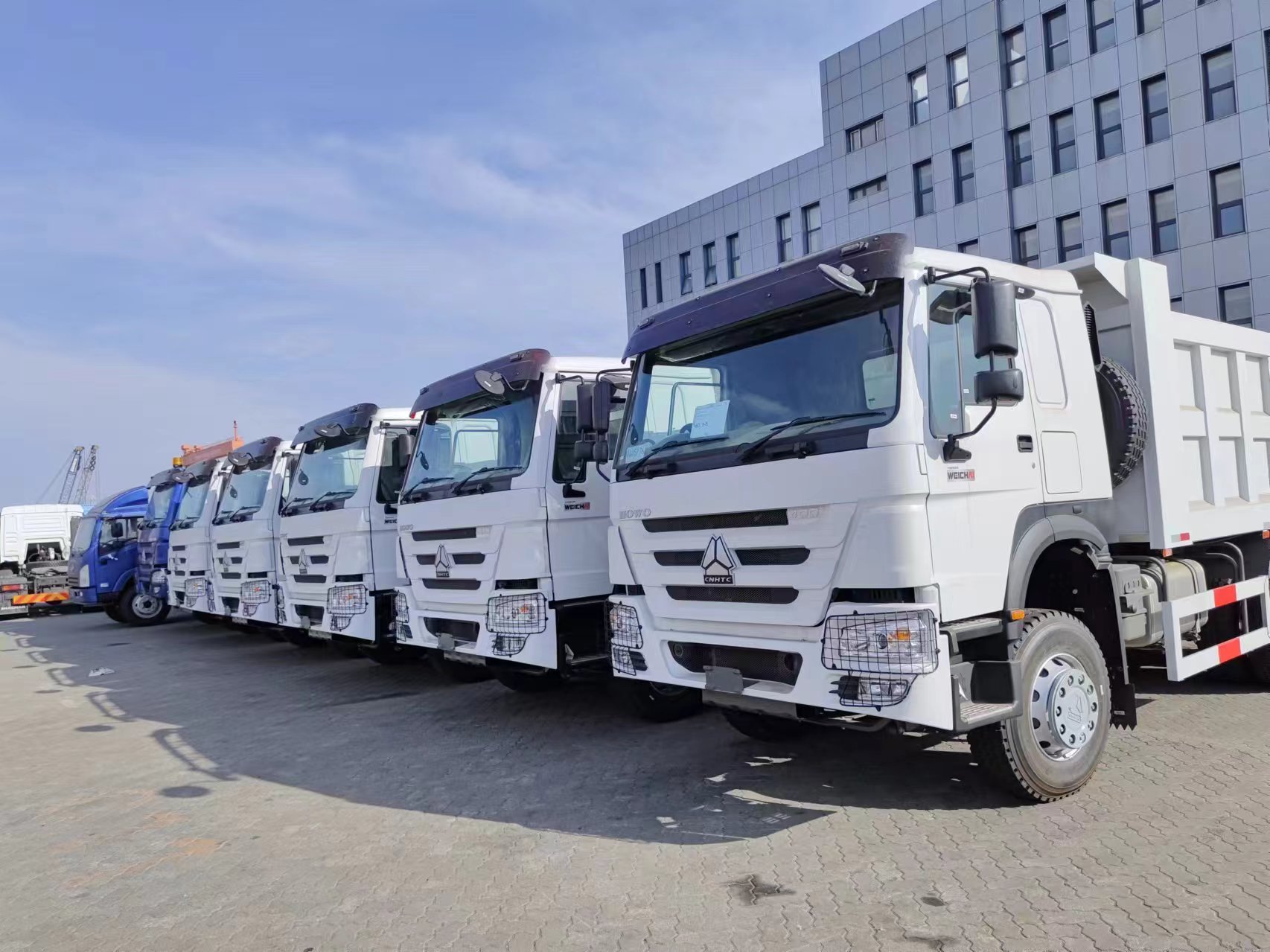 Sinrotruk Howo 6 * 4 အမှိုက်ပုံများသည်ပို့ရန်အဆင်သင့်ဖြစ်နေသည်