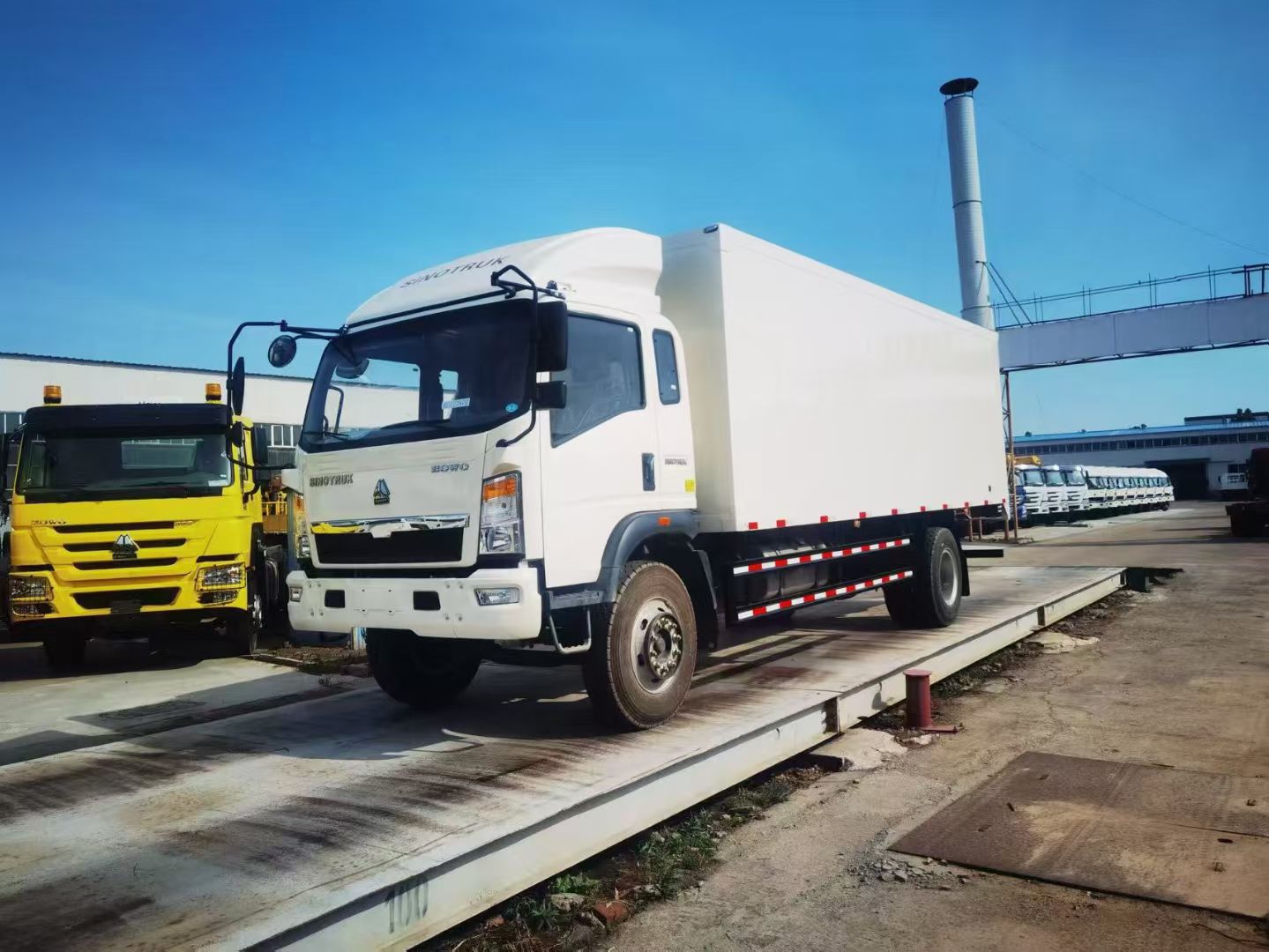 Sinotruk Howo 4x2 ဗန်လက်ရှိတွင်ကုန်တင်ကုန်တင်ကား